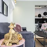 Ultracentral Stylish By Metro